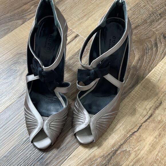 Gucci Satin Runway Bow Heels - Picture 5 of 16